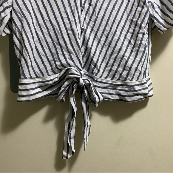 Offerme$5❗️ A&F White Size Small Short Sleeve Blouse with Navy Stripped pattern - Picture 5 of 7